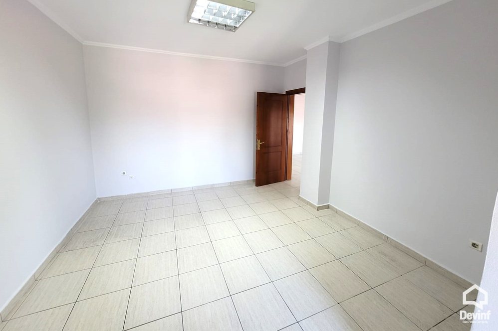 Tirane Qera Apartament 4+1+G Zyre ne zonen e Bllokut zyre