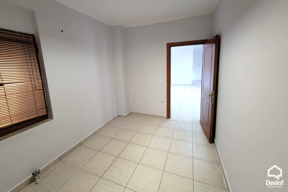Tirane Qera Apartament 4+1+G Zyre ne zonen e Bllokut zyre