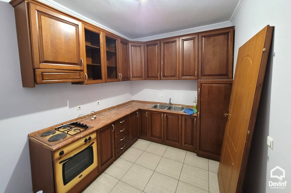 Tirane Qera Apartament 4+1+G Zyre ne zonen e Bllokut zyre