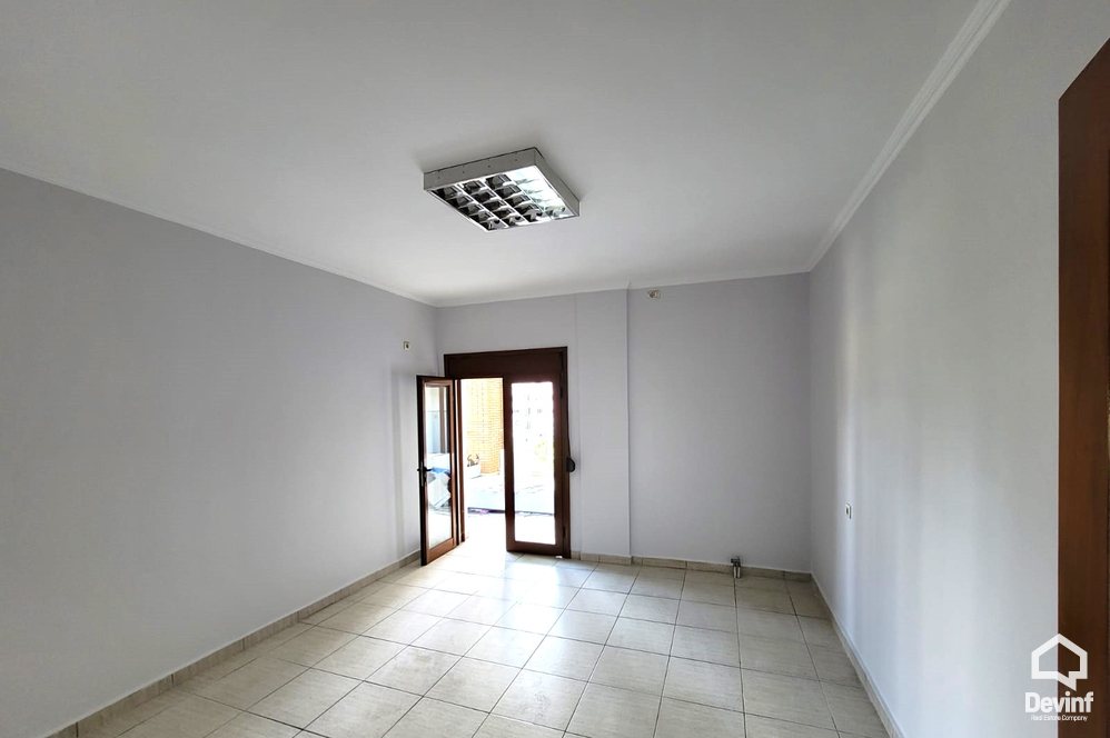 Tirane Qera Apartament 4+1+G Zyre ne zonen e Bllokut zyre