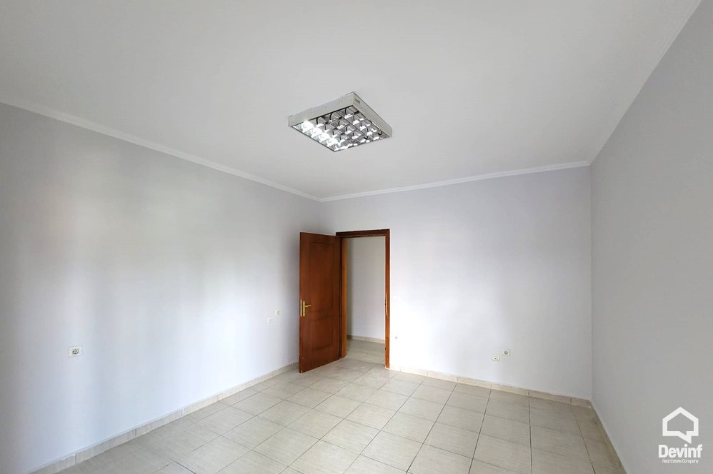 Tirane Qera Apartament 4+1+G Zyre ne zonen e Bllokut zyre