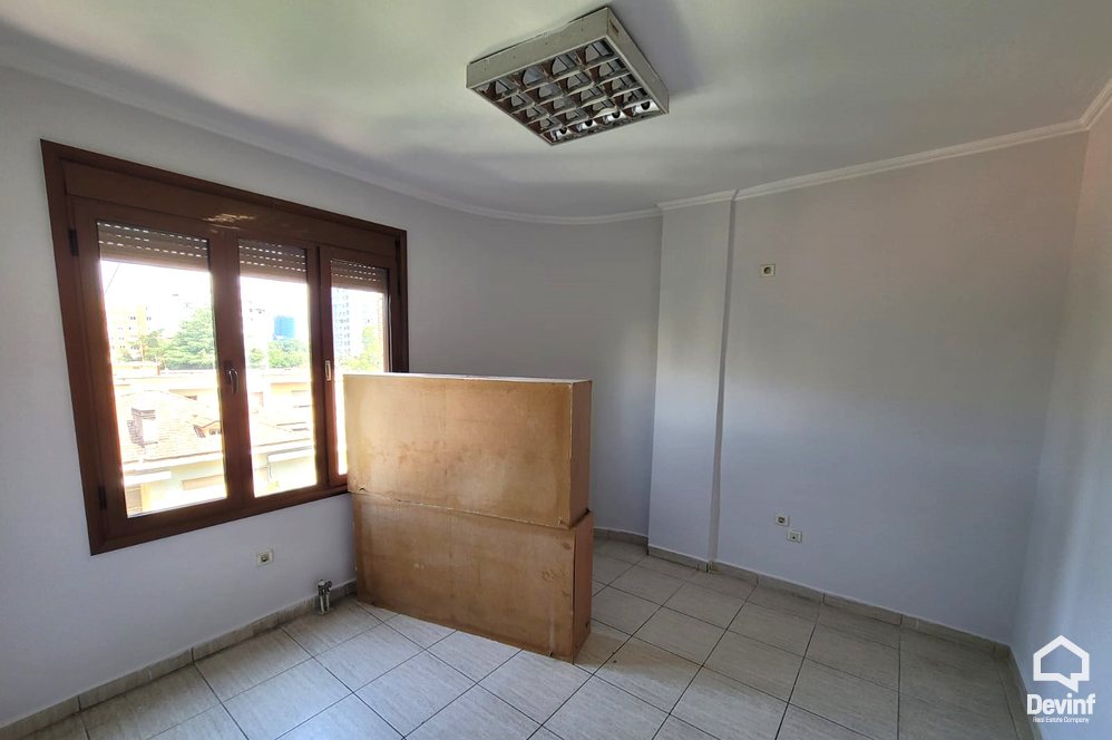 Tirane Qera Apartament 4+1+G Zyre ne zonen e Bllokut zyre