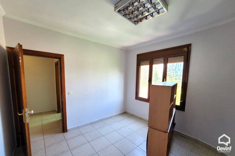 Tirane Qera Apartament 4+1+G Zyre ne zonen e Bllokut zyre