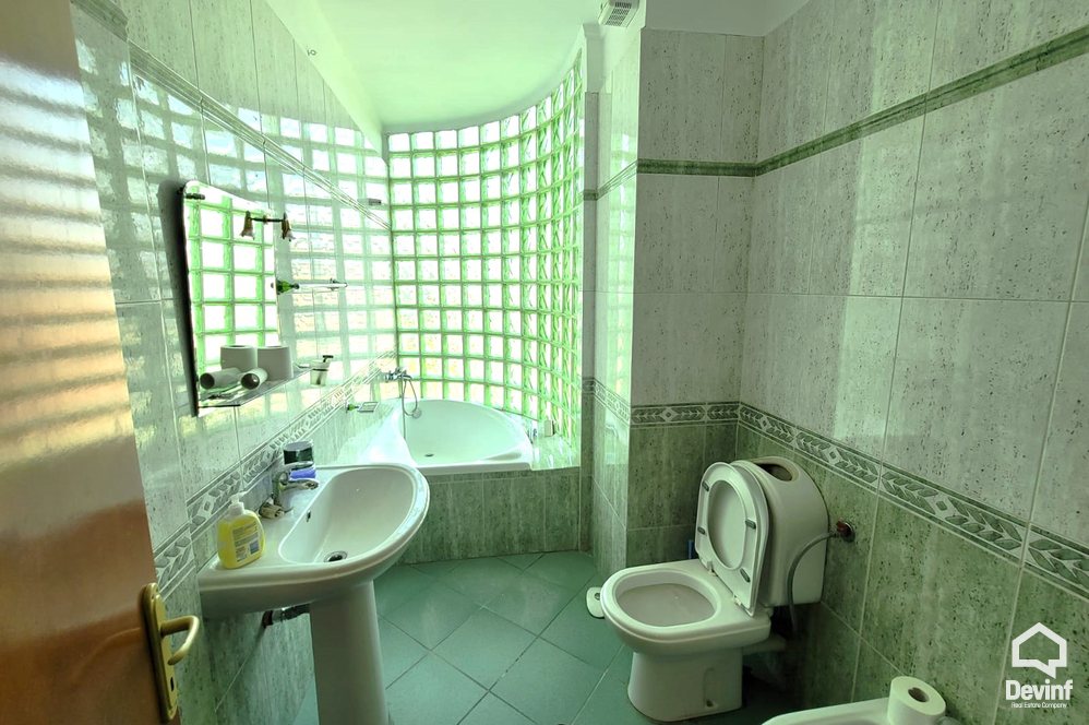 Tirane Qera Apartament 4+1+G Zyre ne zonen e Bllokut zyre