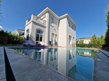 Vile Shitje Rolling Hills Residence
