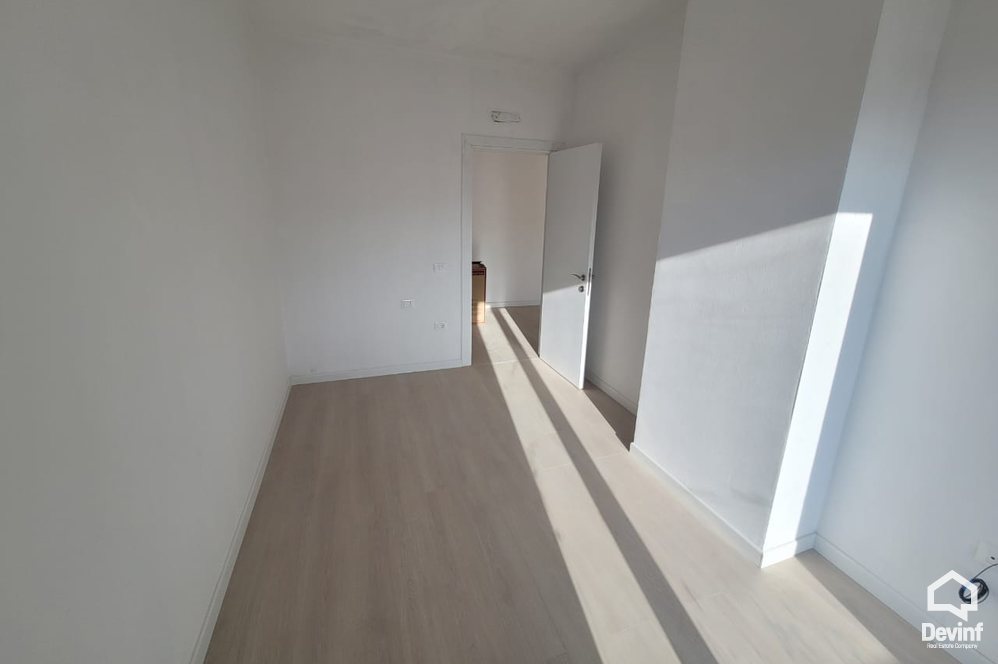 Tirane Qera Apartament 2+1 Zyre ne zonen midis Rr. Myslym Shyri dhe Rr. Kavajes zyre qender estetike klinike