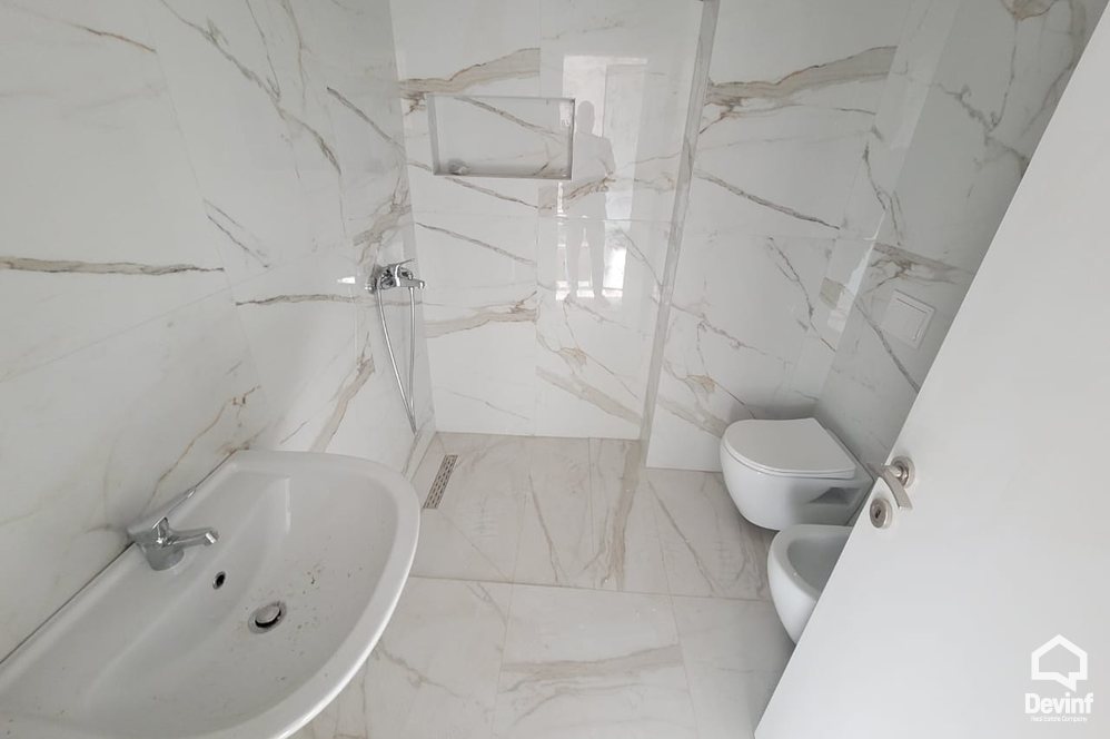 Tirane Qera Apartament 2+1 Zyre ne zonen midis Rr. Myslym Shyri dhe Rr. Kavajes zyre qender estetike klinike