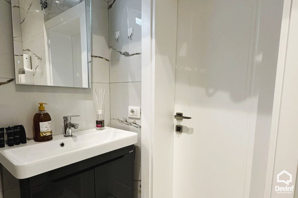 Tirane Qera Zyre 1+1 Zyre ne zonen e Bllokut zyre apartament